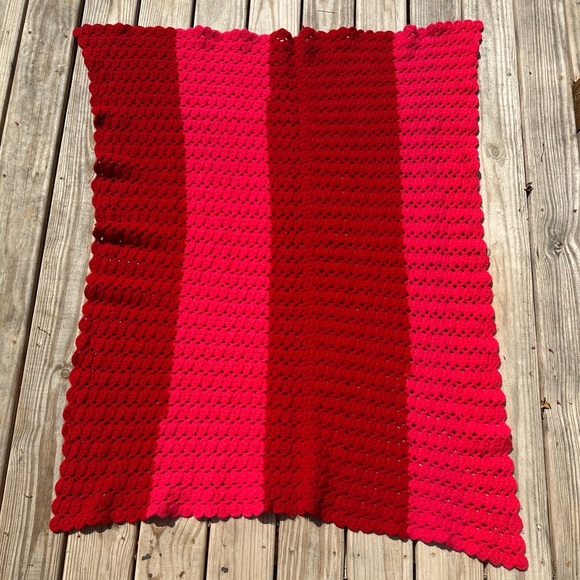 VINTAGE 1970’s Red and Pink Crochet Blanket - Picture 1 of 5